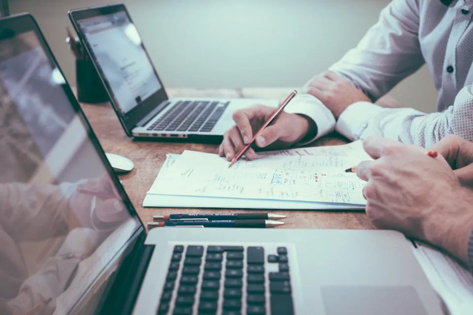 Préparation d'une proposition sur mesure, notes et ordinateurs portables